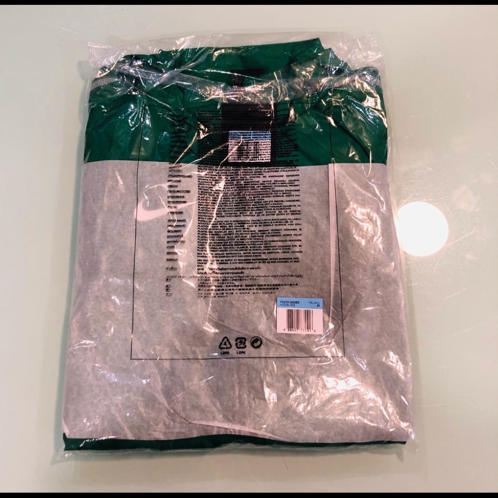 NWT - Nike Unisex Wind Rain Jacket - Picture 4 of 4